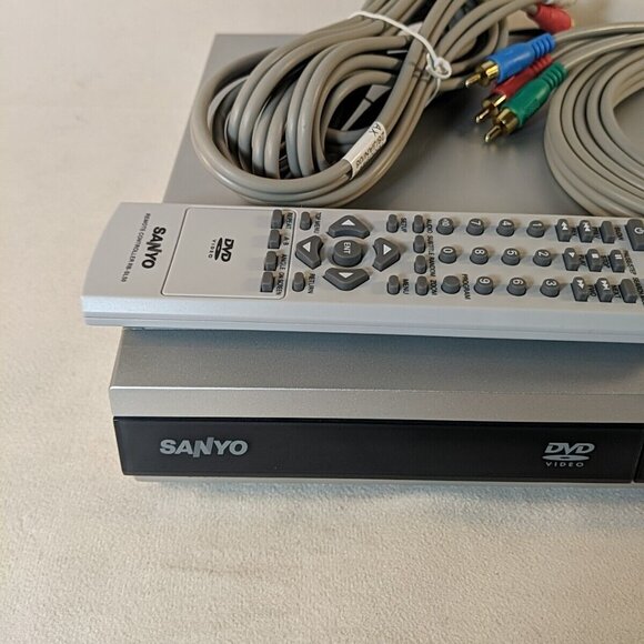 Sanyo DVD-SL50 SL-50 Progressive Scan DVD Player with Remote TESTED Silver WORKS - Picture 2 of 14